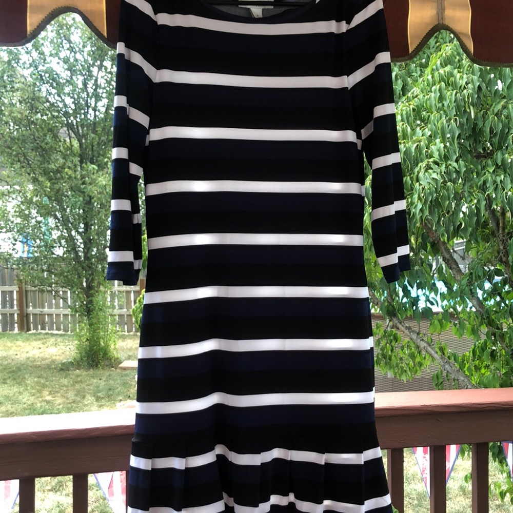 Whit house black market dress.